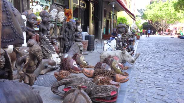 Arte Tribal Africano Máscaras Recuerdos Venden Una Tienda Centro Ciudad — Vídeos de Stock