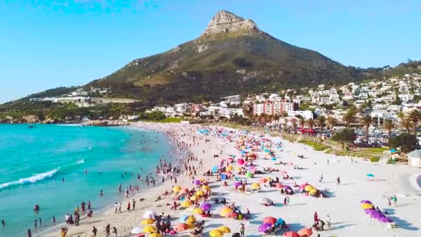Espectacular Antena Sobre Una Concurrida Concurrida Playa Vacaciones Camps Bay — Vídeos de Stock