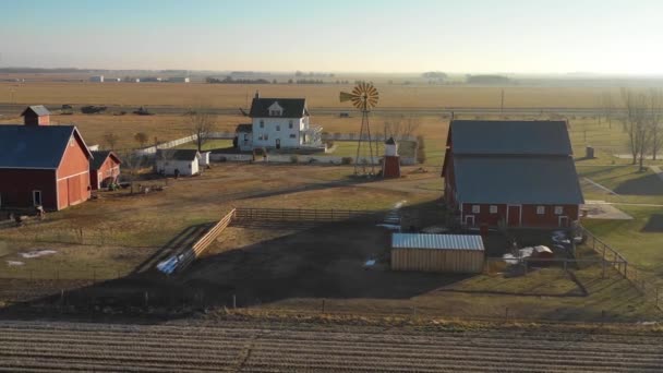 アメリカ中西部 ヨーク州 ネブラスカ州の農村部で古典的な農家や納屋のショットを確立無人航空機 — ストック動画