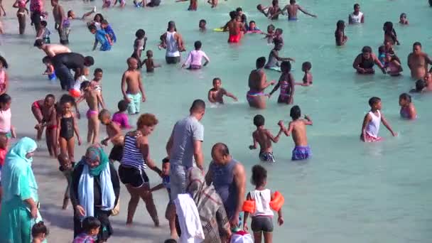 Fullsatt Och Hektisk Semesterstrand Camps Bay Kapstaden Sydafrika — Stockvideo