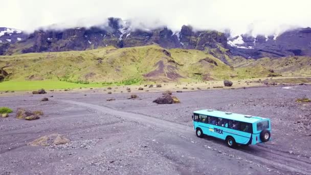 Vzduch Nad Autobusem Jedoucím Poblíž Thorsmorku Islandu — Stock video