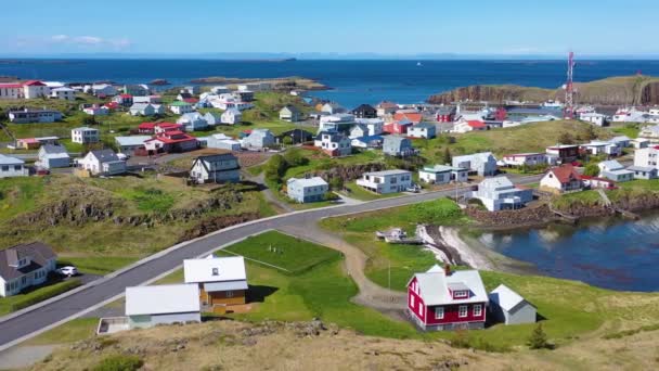 アイスランドの小さな村やStinkisholmurの町の上空 — ストック動画