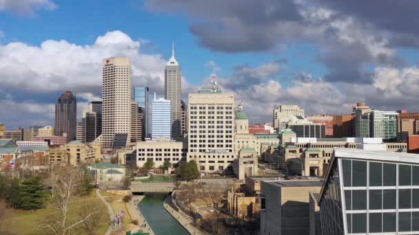 Ustanowienie Zdjęć Lotniczych Dronów Panoramy Miasta Przejścia Nad Rzeką Indianapolis — Wideo stockowe