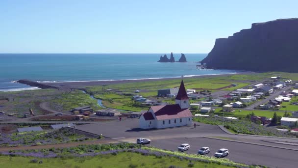 Establecimiento Plano Ciudad Vik Sur Islandia Icónica Iglesia — Vídeos de Stock