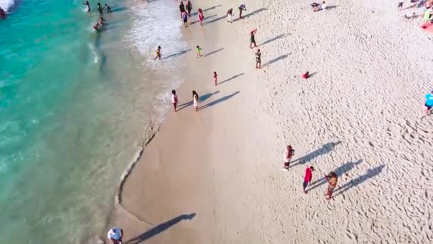 Espectacular Inclinación Aérea Sobre Una Concurrida Concurrida Playa Vacaciones Camps — Vídeo de stock