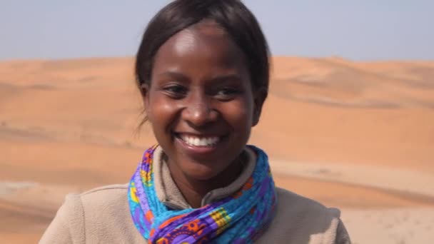 Зображення Прекрасної Молодої Жінки Намібії Яка Посміхається Піщаними Дюнами Задньому — стокове відео