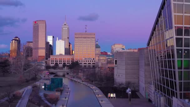 Szép Drónantenna Indianapolis Belvárosában Indiana Alkonyatkor Vagy Éjszaka Folyóparti Előtérben — Stock videók