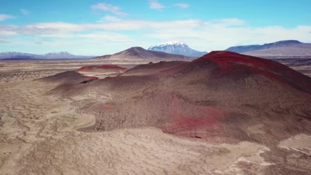 火山と溶岩の流れの上に赤い灰の上に壮大な空中アイスランドの高地のインテリア — ストック動画