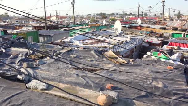 Atraviesa Los Tejados Típico Municipio Sudáfrica Gugulethu Con Chozas Estaño — Vídeos de Stock