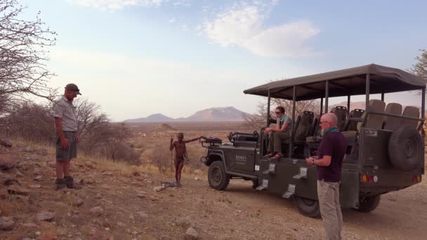 Een Toerist Lanceert Een Drone Met Inheemse Gids Reisgids Safari — Stockvideo