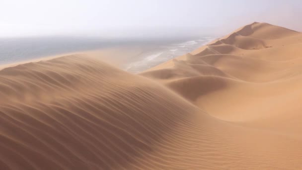 Hoge Winden Waaien Verbazingwekkende Zandduinen Van Namibische Woestijn Langs Skeletkust — Stockvideo