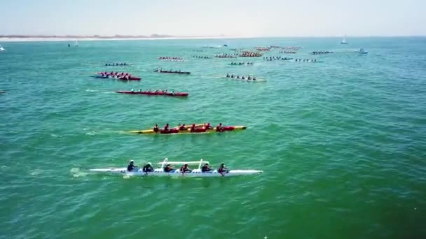 カリフォルニア州ベンチュラ近くの太平洋のボートレースでレースをするトリガーカヌーの上空 — ストック動画