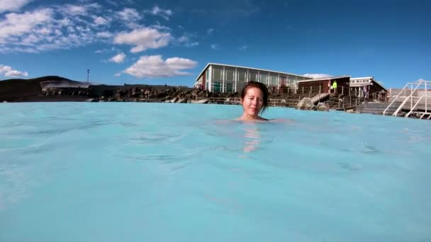 Een Vrouw Zwemmen Een Geothermisch Zwembad Een Dag Spa Ijsland — Stockvideo