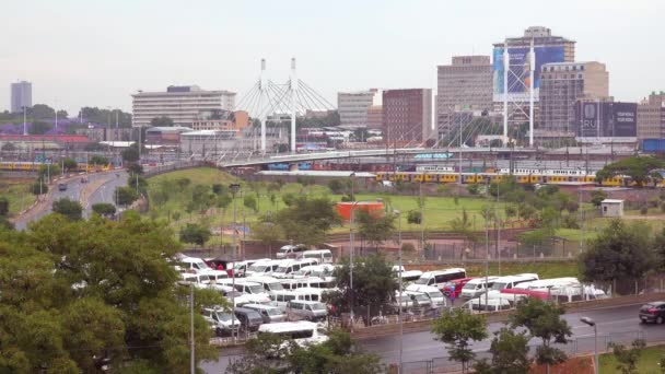 Establecimiento Tiro Johannesburgo Sudáfrica Con Nelson Mandela Puente Tren Pasajeros — Vídeos de Stock