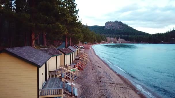 Eine Antenne Über Lake Tahoe Nevada Kabinen Strand — Stockvideo