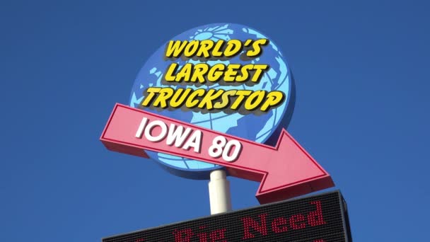 Het Bord Geeft Werelds Grootste Truckstop Aan Iowa Interstate — Stockvideo
