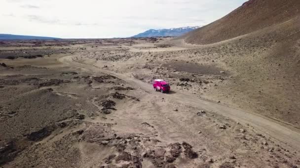 Vzduch Vzácného Růžového Land Rover 101 Projíždějící Okrajovou Vrchovinou Pustého — Stock video