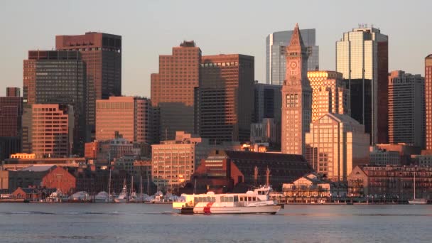 Skyline Downtown Boston Massachusetts Med Vattentaxi Vid Solnedgång Eller Soluppgång — Stockvideo