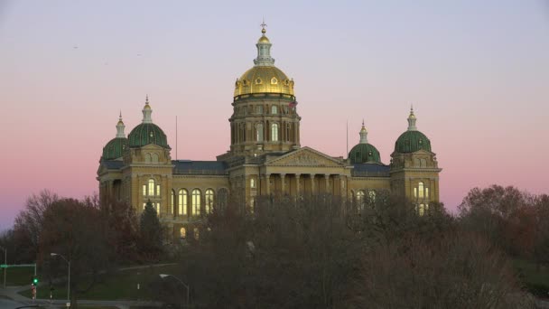 Будівля Столиці Штату Мойн Штат Айова Сутінках — стокове відео