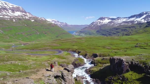 Mooie Antenne Een Hoge Berg Fjord Ijsland Het Dorp Seydisfjordur — Stockvideo