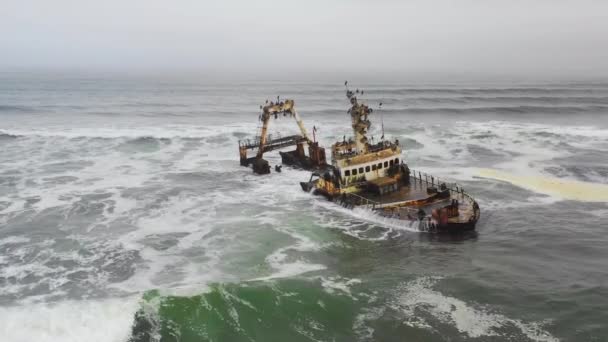 纳米比亚骷髅海岸一艘令人毛骨悚然的船失事后搁浅的拖网渔船上的戏剧性的空中飞行 — 图库视频影像