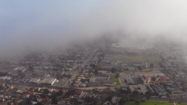 Μια Εναέρια Μέσα Από Την Ομίχλη Αποκαλύπτει Μια Πόλη Της — Αρχείο Βίντεο
