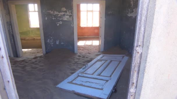 Sand Llena Edificio Abandonado Ciudad Fantasma Minera Joya Kolmanskop Namibia — Vídeo de stock