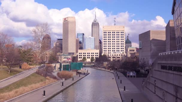 Estabelecendo Tiro Centro Cidade Skyline Passeio Beira Rio Indianápolis Indiana — Vídeo de Stock