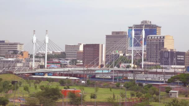 Zřízení Záběru Johannesburgu Jižní Africe Mostem Nelsona Mandely Popředím Osobního — Stock video