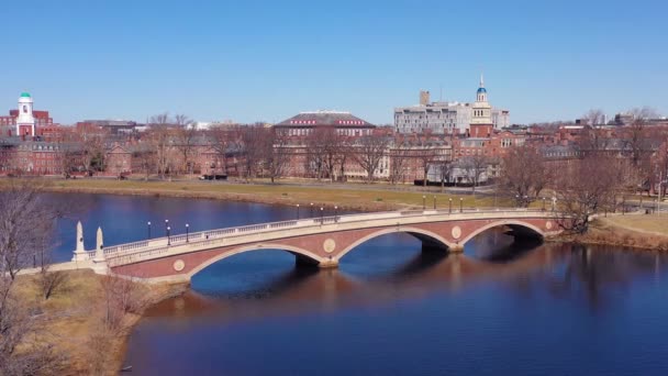 在约翰 威克人行桥上方的空中 可以看到哈佛大学在查尔斯河的校园 — 图库视频影像
