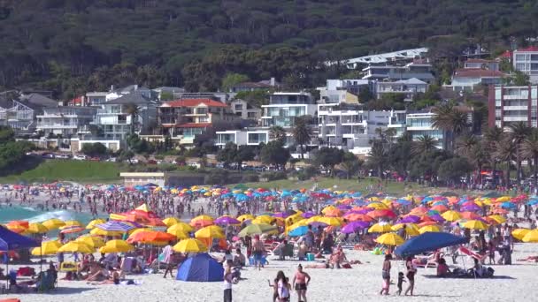 Zřízení Záběru Krásné Rušné Rekreační Plážové Scény Camps Bay Kapské — Stock video