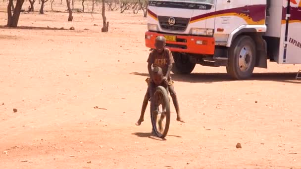 Stackars Afrikanska Barn Leker Med Ett Cykelhjul Som Leksak Himba — Stockvideo