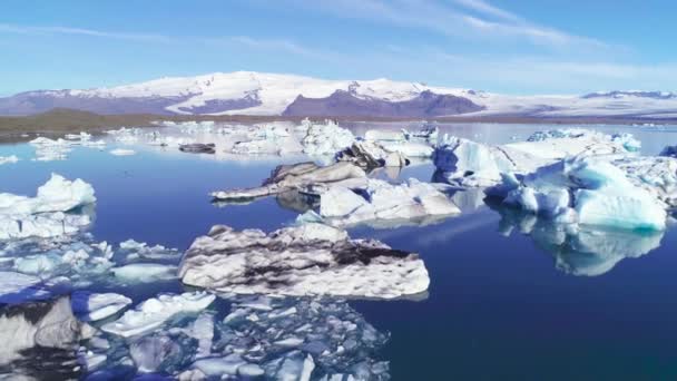 Jokulsarlon 冰岛冰川泻湖上空美丽的空中飞行 — 图库视频影像