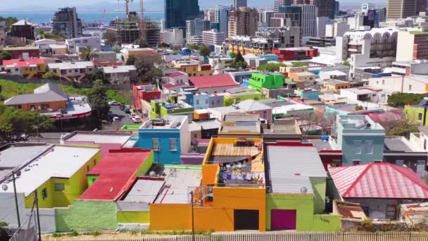 Luchtfoto Kleurrijke Kaap Maleis Wijk Kaapstad Buurt Centrum Skyline Zuid — Stockvideo