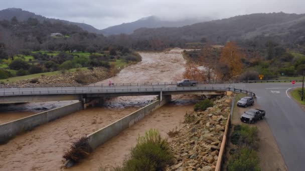 Εναέρια Των Υδάτων Πλημμύρας Κινείται Γρήγορα Κάτω Από Τον Ποταμό — Αρχείο Βίντεο