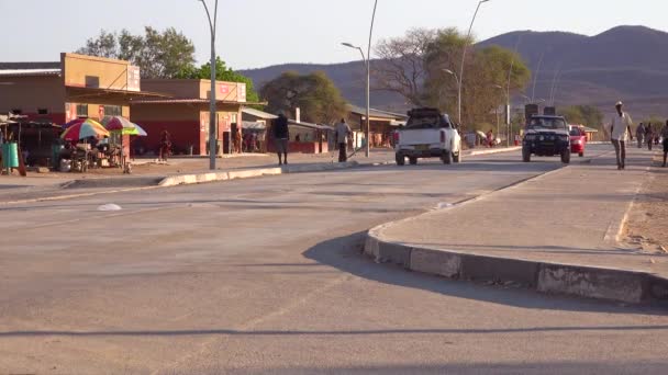 Opuwo Namibië Dorpsstraat Verkeer Met Winkels Voetgangers — Stockvideo