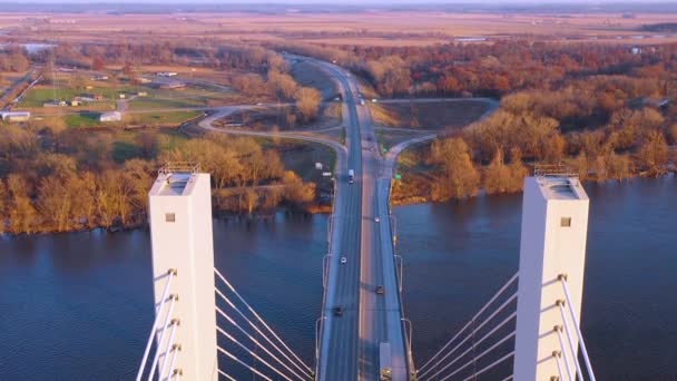 Drone Inclinaison Vers Bas Suit Camion Commercial Traversant Pont Dessus — Video