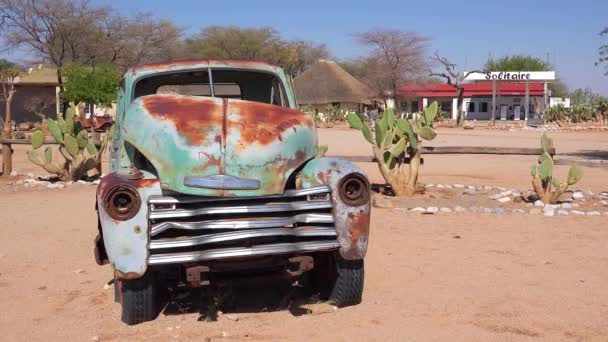 ソリティアナミビアの小さな町には ガソリンスタンドと放棄された車に囲まれた小さなオアシスがあります — ストック動画
