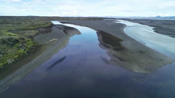 アイスランドの人里離れた高地にある氷河の川の流れと外側のパターンの空中 — ストック動画