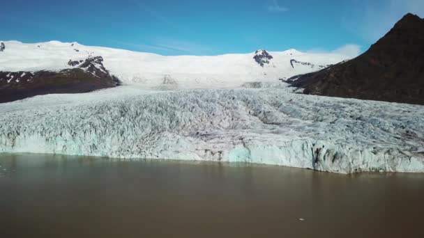 Icebergs flutuam em uma lagoa de geleira — Vídeo de Stock