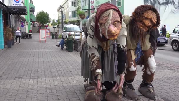 Due Figure Giganti Troll Trovano Strade Akureyri Islanda — Video Stock