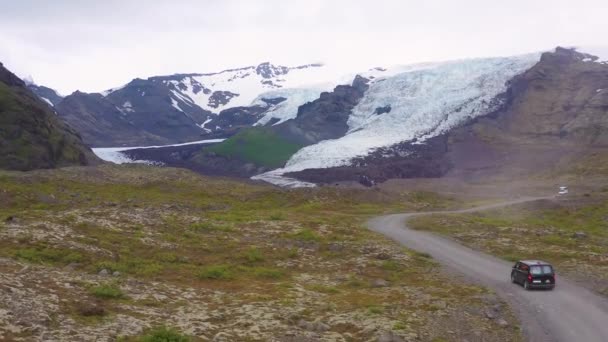 Nad Czarnym Kamperem Jadącym Odległego Lodowca Górach Islandii — Wideo stockowe