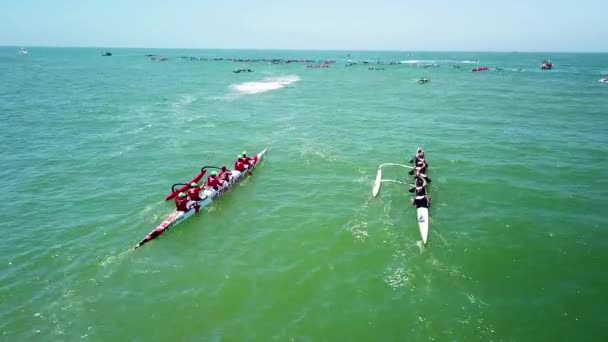 Lotnictwo Nad Kanoe Outrigger Wyścigi Wyścigu Wioślarskim Oceanie Spokojnym Pobliżu — Wideo stockowe