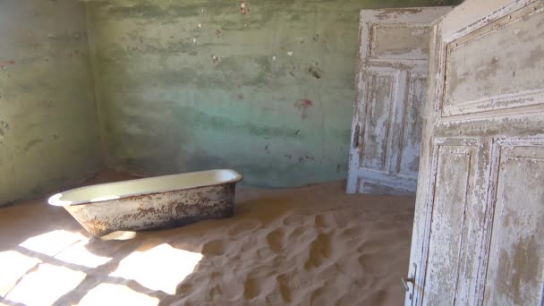 Sand Och Badkar Fyller Övergiven Byggnad Guldgruvan Spökstaden Kolmanskop Namibia — Stockvideo