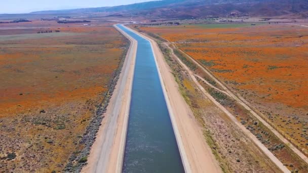 Εναέρια Του Υδραγωγείου Της Καλιφόρνια Που Περιβάλλεται Από Αγρούς Από — Αρχείο Βίντεο