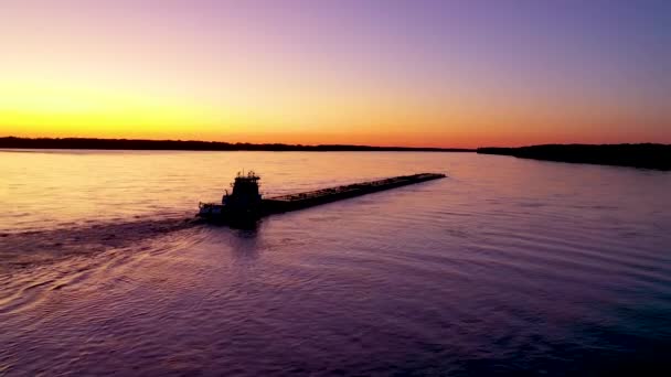 テネシー州メンフィス近くのミシシッピ川を日没や夕暮れ時にバージを押してタグボートの非常に良い航空機 — ストック動画