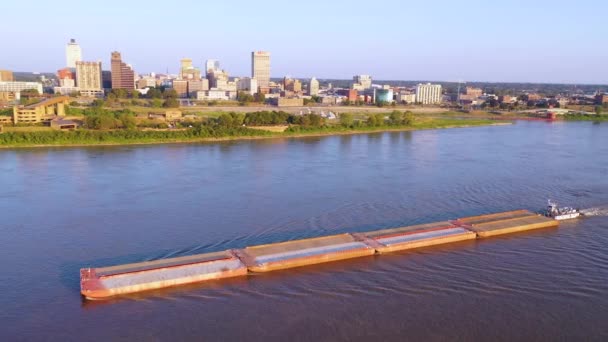 Bonne Antenne Dessus Une Péniche Sur Fleuve Mississippi Avec Quartier — Video