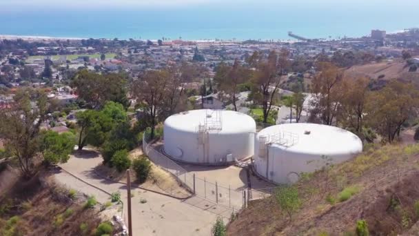 Tanques Aéreos Sobre Agua Alto Una Colina Sobre Ciudad Ventura — Vídeos de Stock