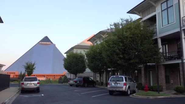 Establishing Shot Apartment Complex Memphis Pyramid Background — Stock Video