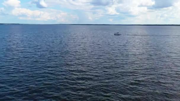ミシシッピ州ジャクソンのOld Trace Park近くのRoss Barnett貯水池を航行するポンツーン プレジャー漁船の空中 — ストック動画